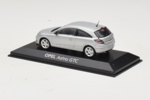 Opel Astra H GTC Ezüst Minichamps 1:43 ASTRA003 Fém – 3. kép a 4-ből