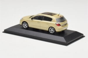 Opel Astra H Sárga Metál Minichamps 1:43 403043003 Fém – 3. kép a 4-ből