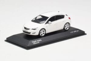 Opel Astra J Fehér Minichamps 1:43 400049001 Fém – 2. kép a 4-ből