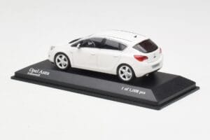 Opel Astra J Fehér Minichamps 1:43 400049001 Fém – 3. kép a 4-ből