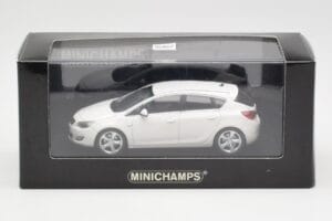 Opel Astra J Fehér Minichamps 1:43 400049001 Fém – 4. kép a 4-ből