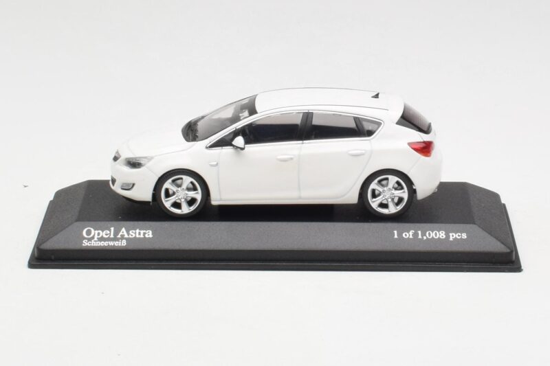 Opel Astra J Fehér Minichamps 1:43 400049001 Fém