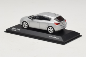 Opel Astra J Ezüst Minichamps 1:43 400049000 Fém – 3. kép a 4-ből