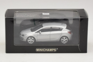 Opel Astra J Ezüst Minichamps 1:43 400049000 Fém – 4. kép a 4-ből