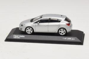 Opel Astra J Ezüst Minichamps 1:43 400049000 Fém