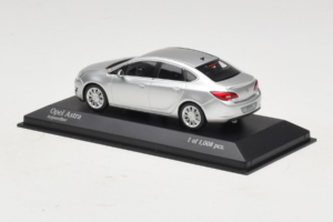 Opel Astra J Ezüst Minichamps 1:43 410042000 Fém – 3. kép a 5-ből