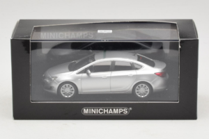 Opel Astra J Ezüst Minichamps 1:43 410042000 Fém – 5. kép a 5-ből