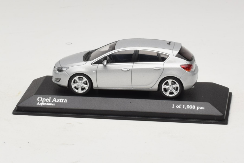 Opel Astra J Ezüst Minichamps 1:43 400049000 Fém