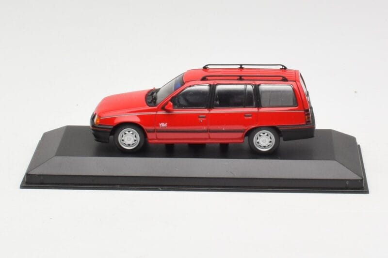 Opel Kadett E Club Kombi Piros Minichamps 1:43 400045910 Fém