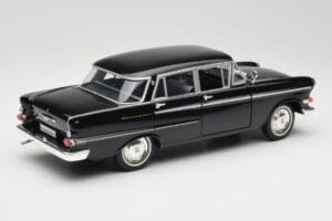 Opel Kapitan P1 Fekete Revell 1:18 08822 Fém – 3. kép a 8-ből