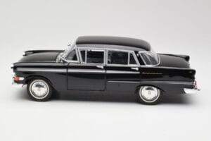 Opel Kapitan P1 Fekete Revell 1:18 08822 Fém – 4. kép a 8-ből