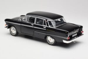 Opel Kapitan P1 Fekete Revell 1:18 08822 Fém – 7. kép a 8-ből