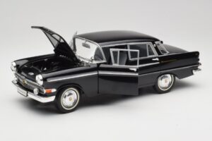 Opel Kapitan P2 Fekete Revell 1:18 08821 Fém – 2. kép a 8-ből