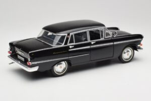 Opel Kapitan P2 Fekete Revell 1:18 08821 Fém – 3. kép a 8-ből