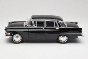 Opel Kapitan P2 Fekete Revell 1:18 08821 Fém – 4. kép a 8-ből