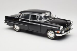 Opel Kapitan P2 Fekete Revell 1:18 08821 Fém – 6. kép a 8-ből