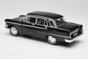 Opel Kapitan P2 Fekete Revell 1:18 08821 Fém – 7. kép a 8-ből