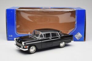Opel Kapitan P2 Fekete Revell 1:18 08821 Fém – 8. kép a 8-ből