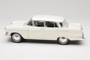 Opel Kapitan P2 Fehér Revell 1:18 08821-M1 Fém – 4. kép a 8-ből