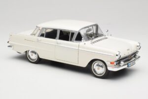 Opel Kapitan P2 Fehér Revell 1:18 08821-M1 Fém – 6. kép a 8-ből