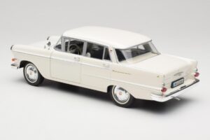 Opel Kapitan P2 Fehér Revell 1:18 08821-M1 Fém – 7. kép a 8-ből
