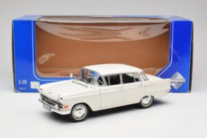 Opel Kapitan P2 Fehér Revell 1:18 08821-M1 Fém – 8. kép a 8-ből