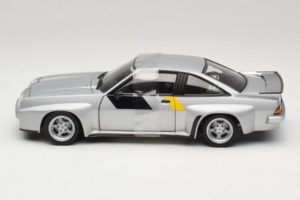 Opel Manta 400 Homologation Ezüst Revell 1:18 08491 Fém – 3. kép a 6-ből