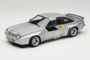 Opel Manta 400 Homologation Ezüst Revell 1:18 8491 Fém