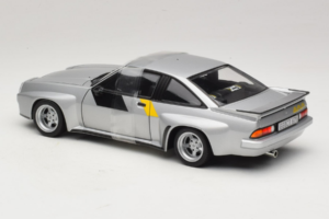 Opel Manta 400 Homologation Ezüst Revell 1:18 08491 Fém – 5. kép a 6-ből