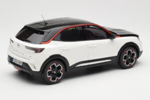 Opel Mokka-E GS Line Jada Fehér Otto 1:18 OT1045 Gyanta – 2. kép a 6-ből