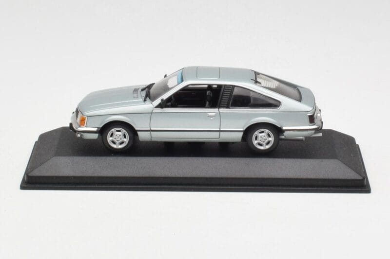 Opel Monza A Ezüst Minichamps 1:43 400045122 Fém