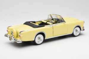 Packard Caribbean Kabrió Sárga Road Signature 1:18 92798 Fém – 3. kép a 8-ből