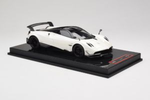Pagani Huayra BC White Metallic Yy Model 1:18 REMC025 Gyanta – 4. kép a 7-ből
