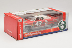 Plymouth Fury #43 R. Petty NASCAR 1960 Auto World 1:24 AW24003/06 Fém – 2. kép a 3-ből