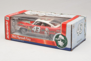Plymouth Fury #43 R. Petty NASCAR 1960 Auto World 1:24 AW24003/06 Fém – 3. kép a 3-ből