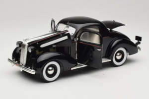 Pontiac Deluxe Fekete Signature Models 1:18 18106 Fém – 2. kép a 8-ből