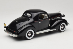 Pontiac Deluxe Fekete Signature Models 1:18 18106 Fém – 3. kép a 8-ből