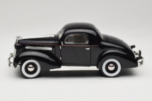 Pontiac Deluxe Fekete Signature Models 1:18 18106 Fém – 4. kép a 8-ből