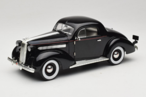 Pontiac Deluxe Fekete Signature Models 1:18 18106 Fém