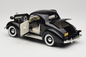 Pontiac Deluxe Fekete Signature Models 1:18 18106 Fém – 5. kép a 8-ből