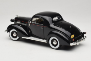 Pontiac Deluxe Fekete Signature Models 1:18 18106 Fém – 7. kép a 8-ből