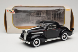 Pontiac Deluxe Fekete Signature Models 1:18 18106 Fém – 8. kép a 8-ből
