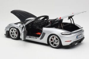 Porsche 718 Spyder RS Weissach Pack GT-Silver Metallic Norev 1:18 187270 Fém – 5. kép a 8-ből