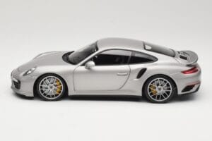Porsche 911 991 Turbo S Ezüst Minichamps 1:18 113067126 Fém – 4. kép a 8-ből