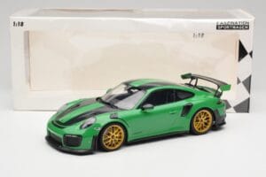 Porsche 911 991.2 GT2 RS Weissach Package British Racing Zöld & Arany Felnik Minichamps 1:18 153068318 Fém – 6. kép a 6-ből
