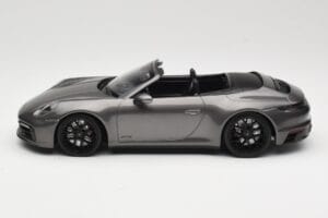 Porsche 911 992 Carrera 4 GTS Kabrió Grey Metallic Minichamps 1:18 155063031 Fém – 3. kép a 6-ből