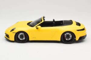 Porsche 911 992 Carrera 4 GTS Kabrió Sárga Minichamps 1:18 155063030 Fém – 3. kép a 6-ből