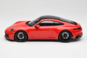 Porsche 911 992 Carrera 4 GTS Piros Minichamps 1:18 155063100 Fém – 3. kép a 6-ből