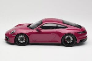 Porsche 911 992 Carrera 4 GTS Rubystar Minichamps 1:18 155063102 Fém – 3. kép a 6-ből
