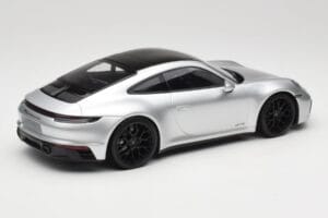 Porsche 911 992 Carrera 4 GTS Ezüst Minichamps 1:18 155063104 Fém – 2. kép a 6-ből